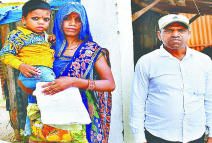 Uttar Pradesh Youth In Saudi Arabia Demand Helps Wife Meets Mainpuri DM