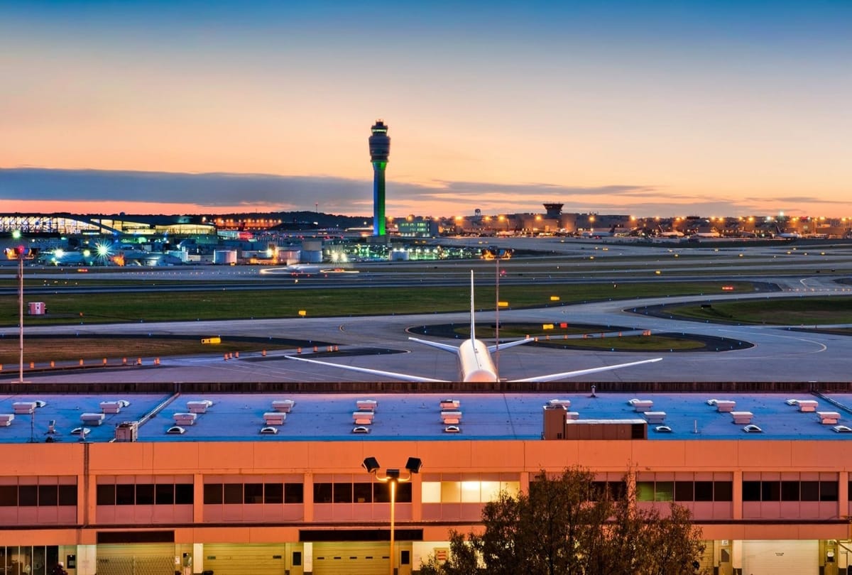 video viral of 2 years old children who play in baggage machine on hartsfield jackson airport