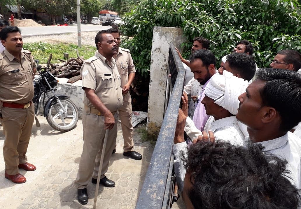 people make hostage of tehsildar against power cut
