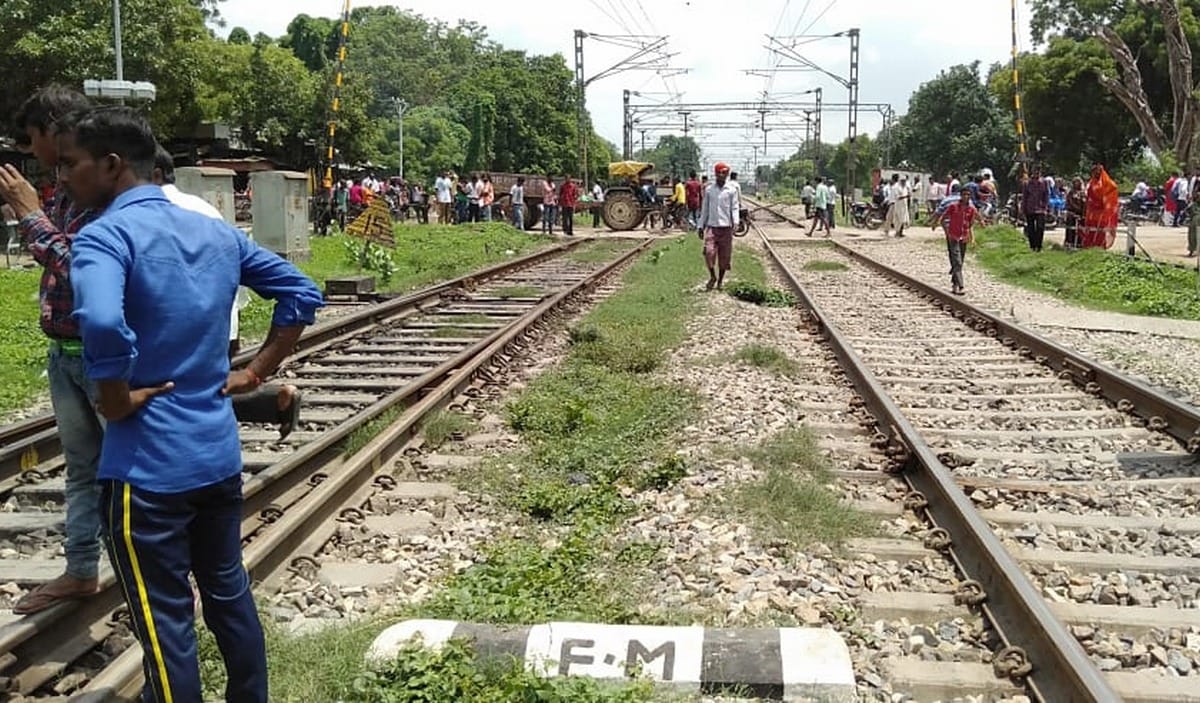 Mother suicide with her children by Kumbh special train in jaunpur