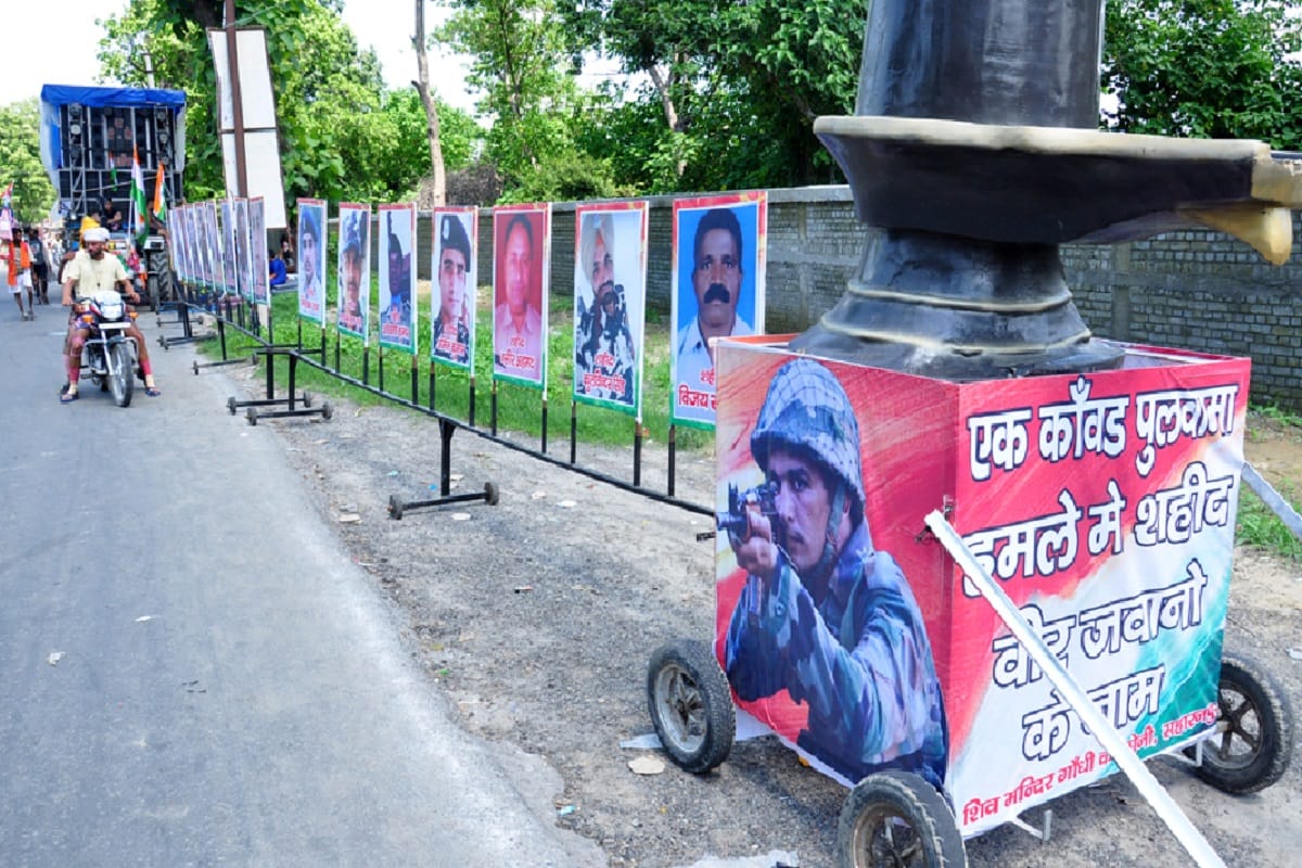 Shiv bhakts of Saharanpur brought 100 feet long kanwar in memory of the martyrs of Pulwama