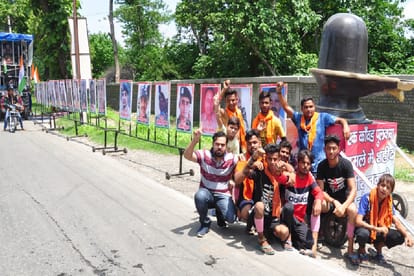 Shiv bhakts of Saharanpur brought 100 feet long kanwar in memory of the martyrs of Pulwama