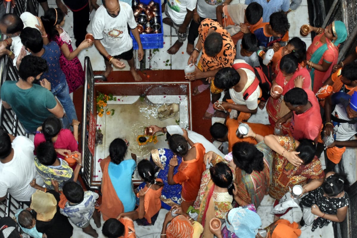 Kanwar Yatra:  shivbhakt worship in Baba Aughardnath Temple on maha shivratri in Meerut