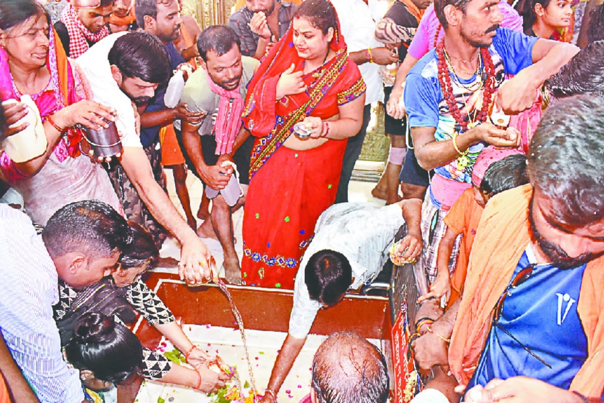 Kanwar Yatra:  shivbhakt worship in Baba Aughardnath Temple on maha shivratri in Meerut