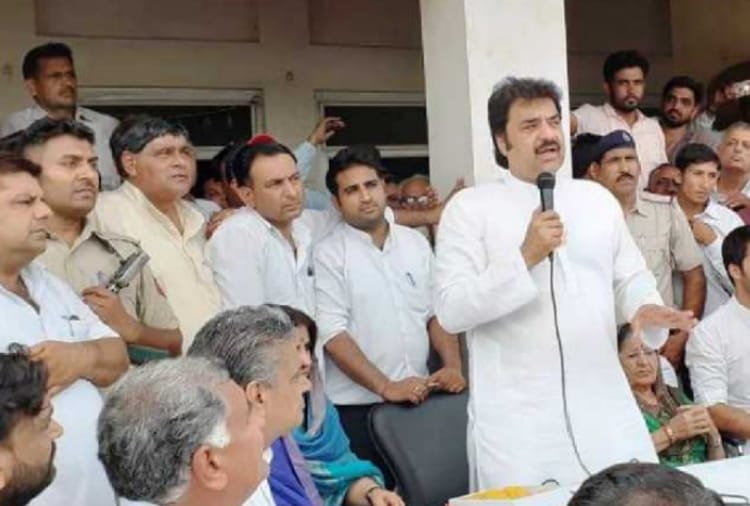 Kuldeep Bishnoi talks With His Supporters In Hisar