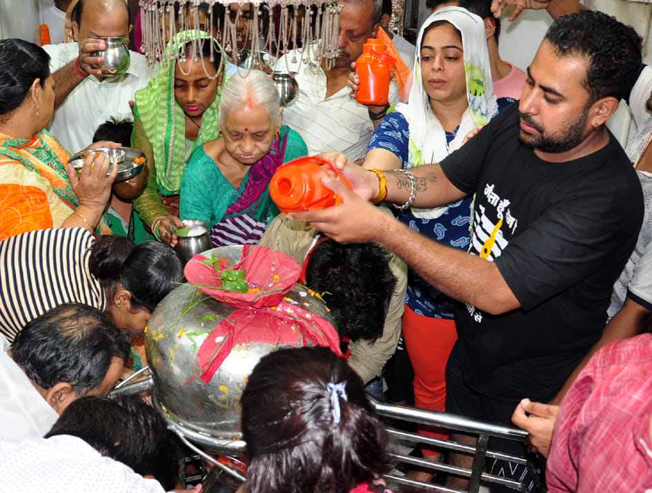 Jalabhishek done on Shivratri, crowds in temples