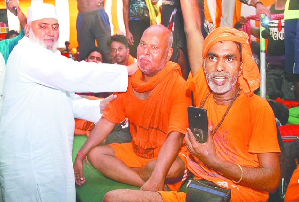 mla Haji Ishraq khan presses legs of kanwariyas