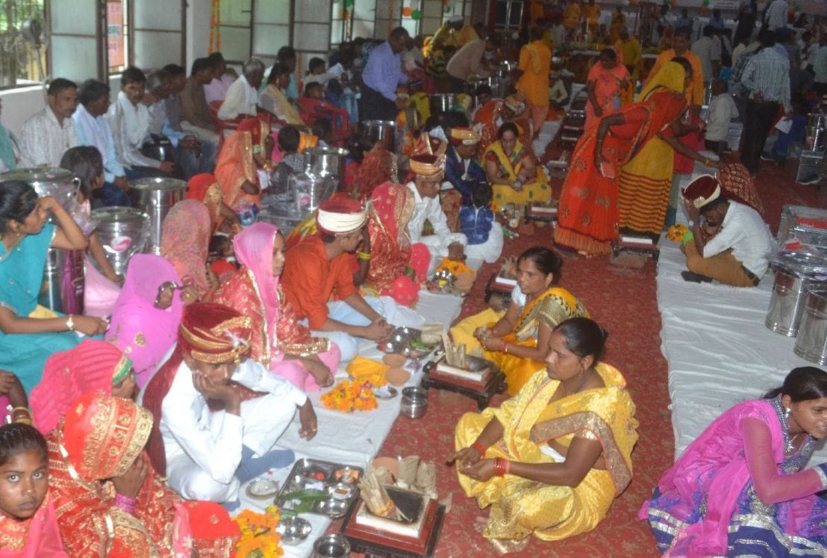 hindu couples got married under mukhyamantri samuhik vivah yojana in etah