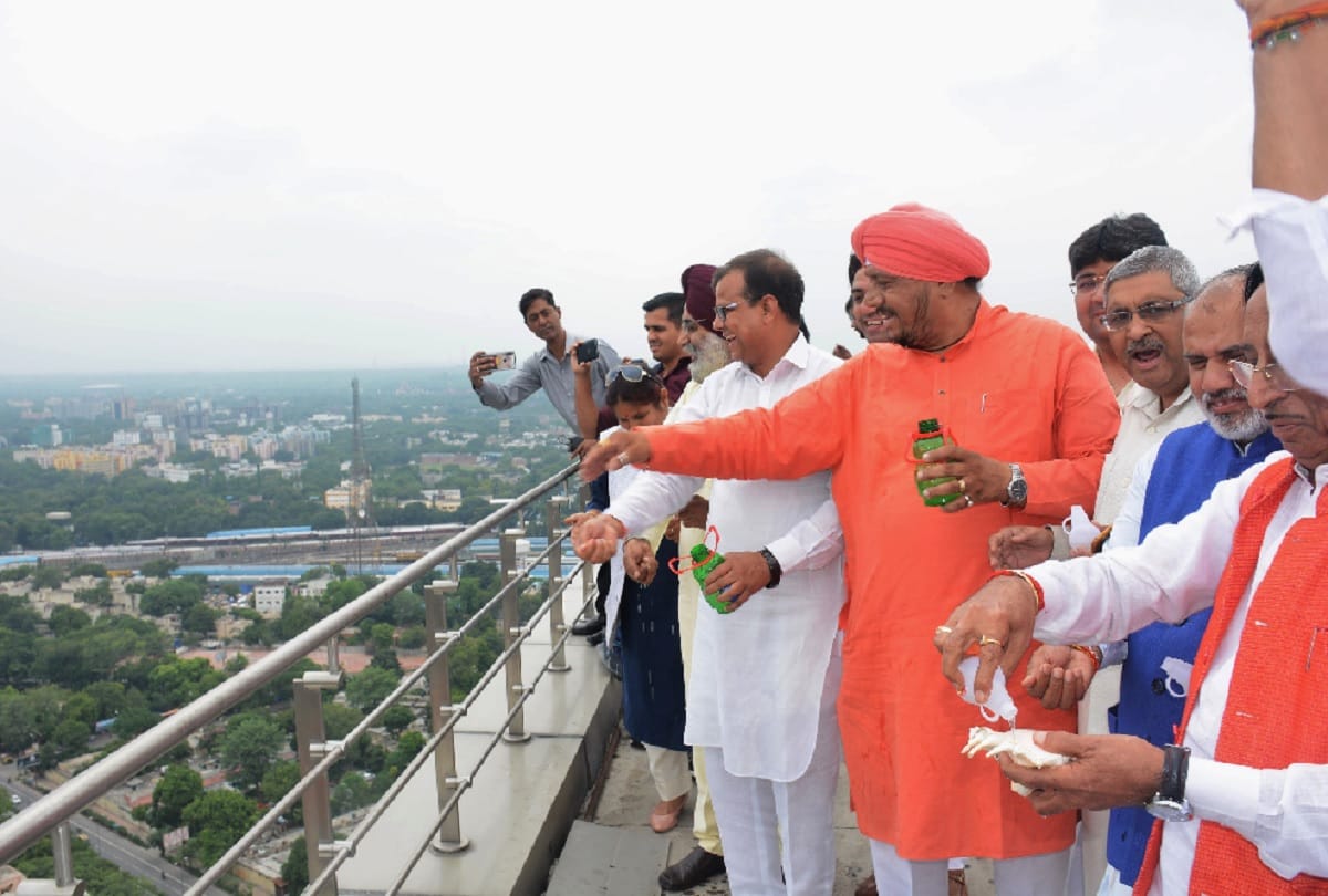 mayor avtar singh sprayed gangaajal at NDMC office to purify