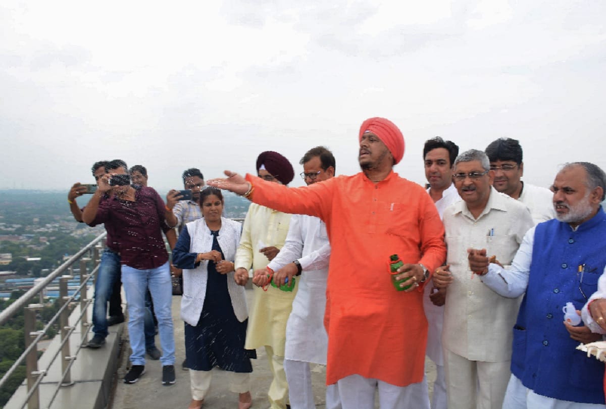 mayor avtar singh sprayed gangaajal at NDMC office to purify