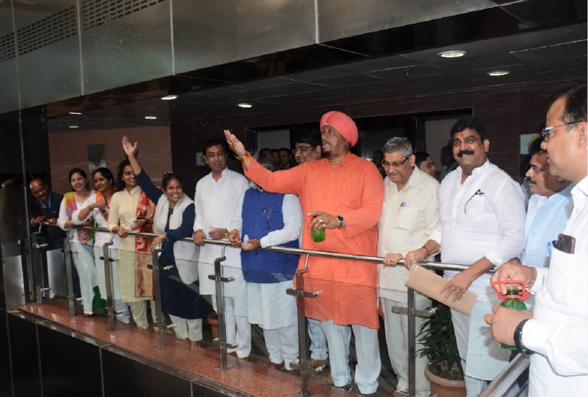 mayor avtar singh sprayed gangaajal at NDMC office to purify