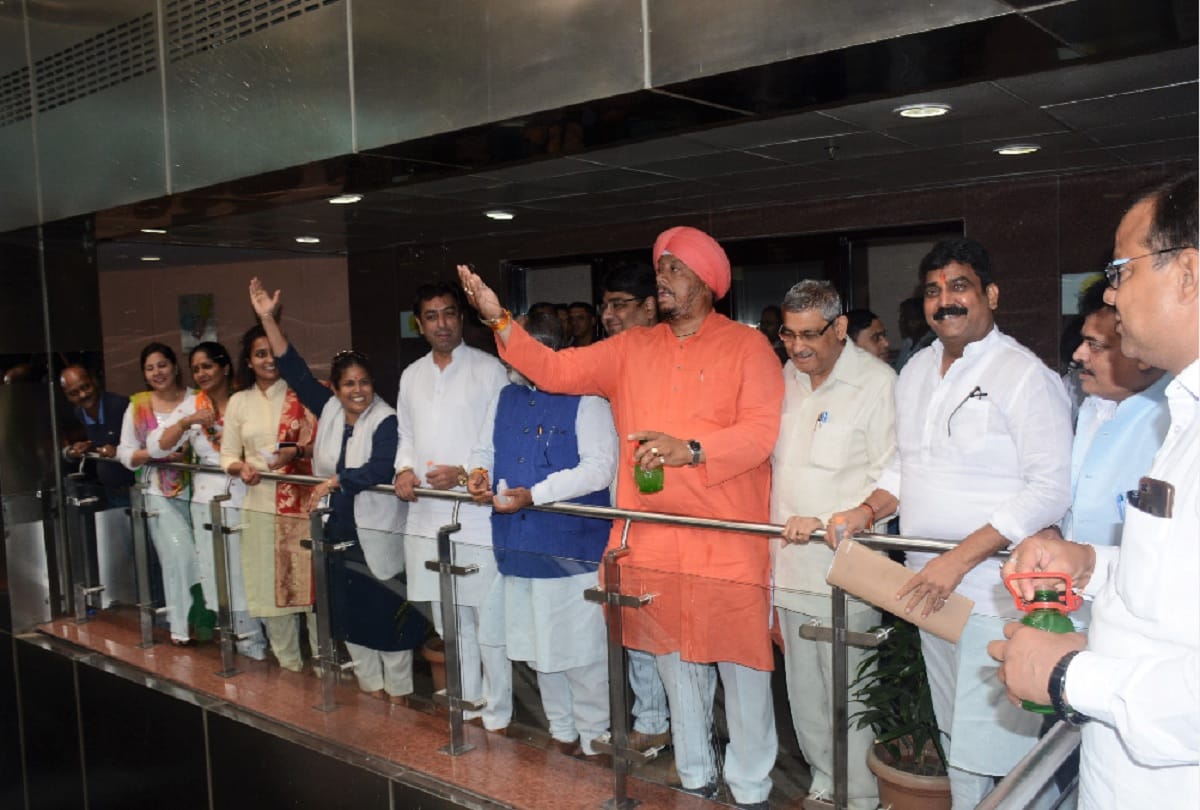 mayor avtar singh sprayed gangaajal at NDMC office to purify
