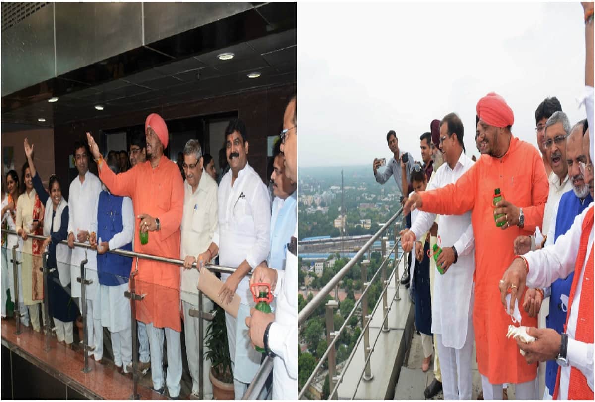 mayor avtar singh sprayed gangaajal at NDMC office to purify