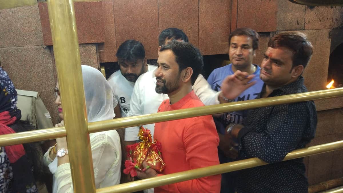 Bhojpuri actress Aamrapali Dubey and nirahua visit vindhyavasini mandir