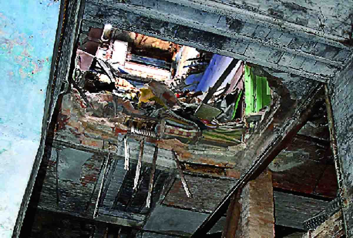 old building collapses in Kanpur