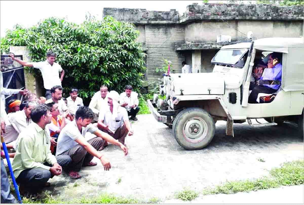 angry people of hardoi with power crisis