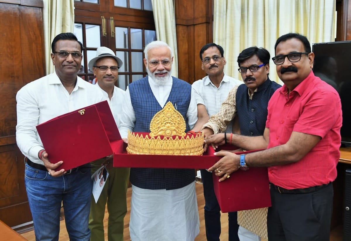 PM Narendra modi touch 1.5 kg golden crown for sankat mochan temple in varanasi