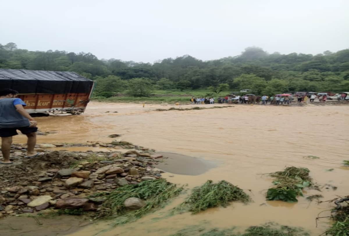 flood and landslide due to heavy rainfall in himachal pradesh
