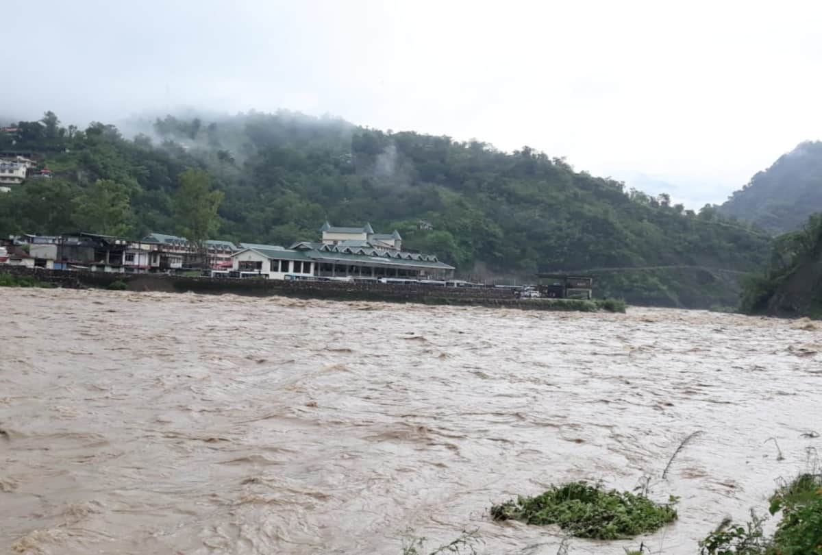 flood and landslide due to heavy rainfall in himachal pradesh