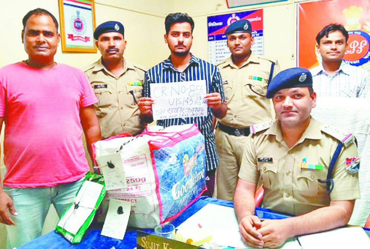 rpf caught illegal railway ticket Maker in ganjdundwara