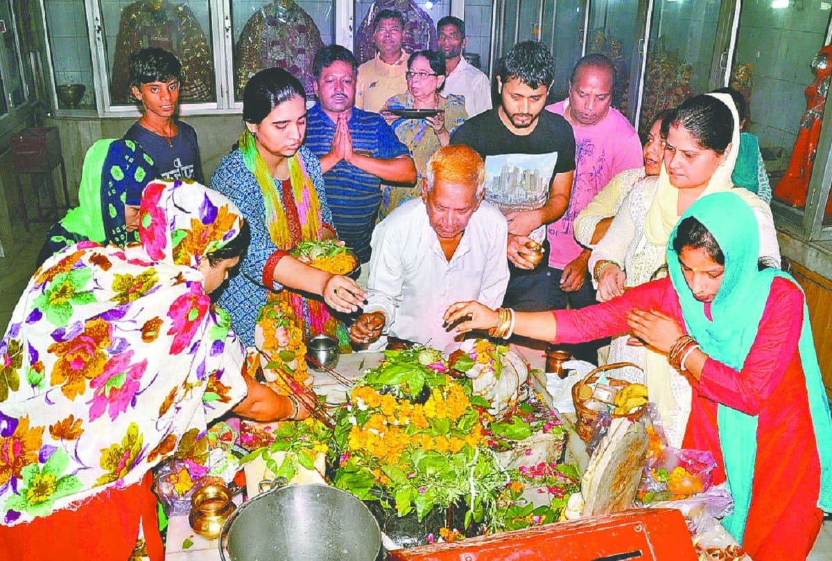 according to hindu shastra in different months which flowers must be offered to god