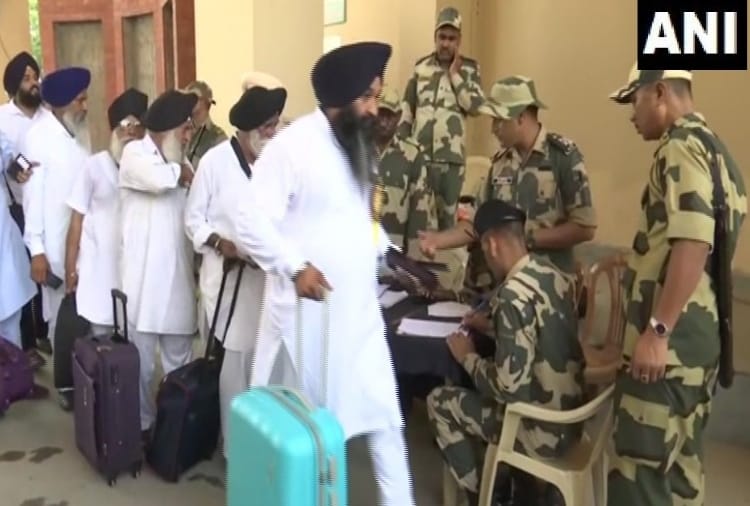 Special 'Jatha' of Sikh pilgrims crossed over to Pakistan via Attari-Wagah border