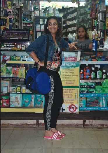Swara Bhasker spotted to Buying medicines at chemist of juhu