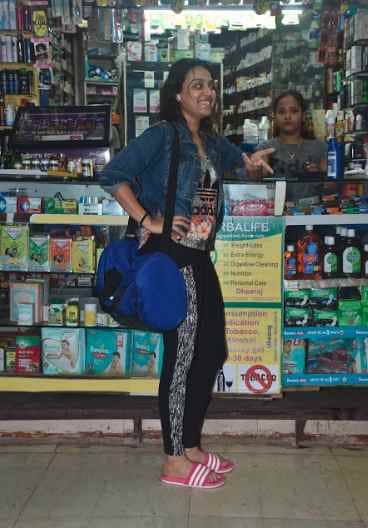 Swara Bhasker spotted to Buying medicines at chemist of juhu