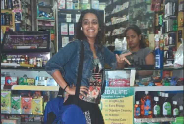 Swara Bhasker spotted to Buying medicines at chemist of juhu