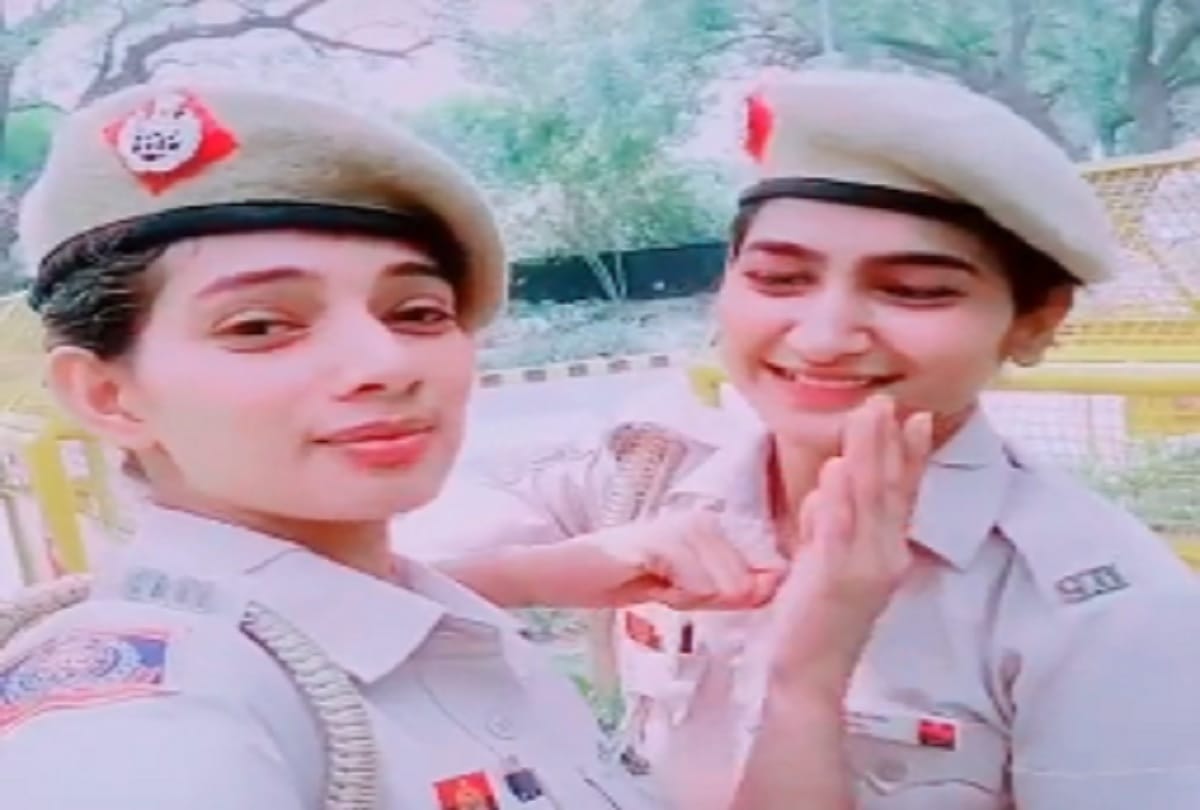 two lady constable of delhi police dance on tiktok video viral