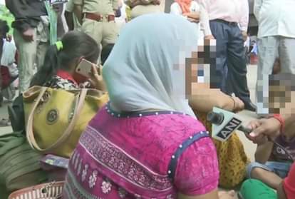 धरने पर बैठा पीड़िता का परिवार।