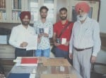 अपने साथ हुई ठगी के बारे में जानकारी देते दोनों युवक।