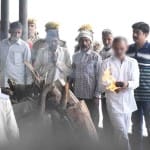 पत्नी को मुखग्नि देता उन्नाव दुष्कर्म पीड़िता का चाचा (फाइल फोटो)