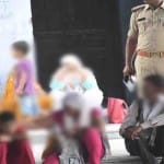 दुष्कर्म पीड़िता की चाची के अंतिम संस्कार में शामिल परिजन रोते बिलखते हुए