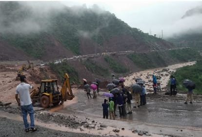 Jammu Kashmir: Heavy rains washed away a part of the Jammu-Srinagar highway, traffic stalled