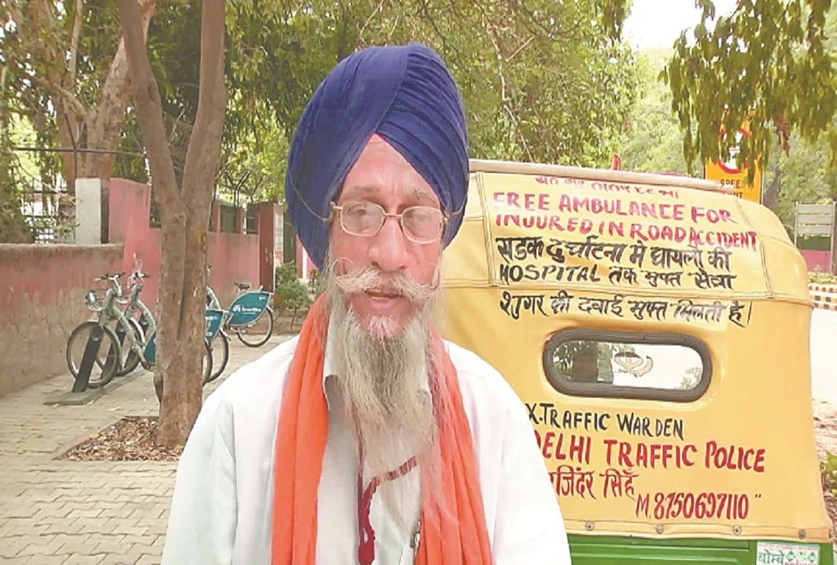 manzilein aur bhi hain : Auto ambulance runs to treat the injured