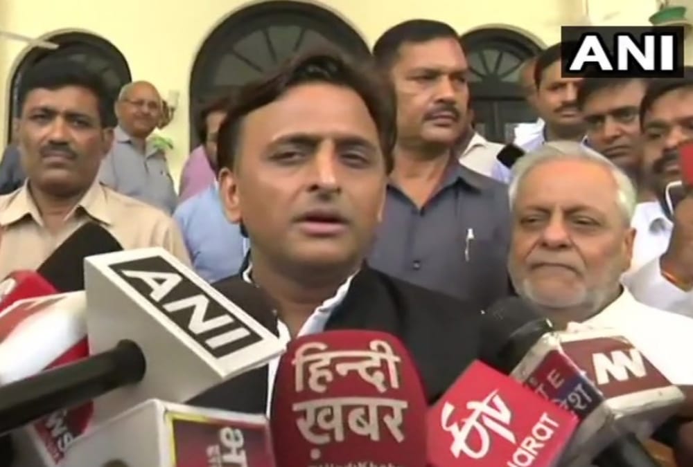 Unnao Rape Case News: akhilesh yadav meeting with governor anandi ben patel.
