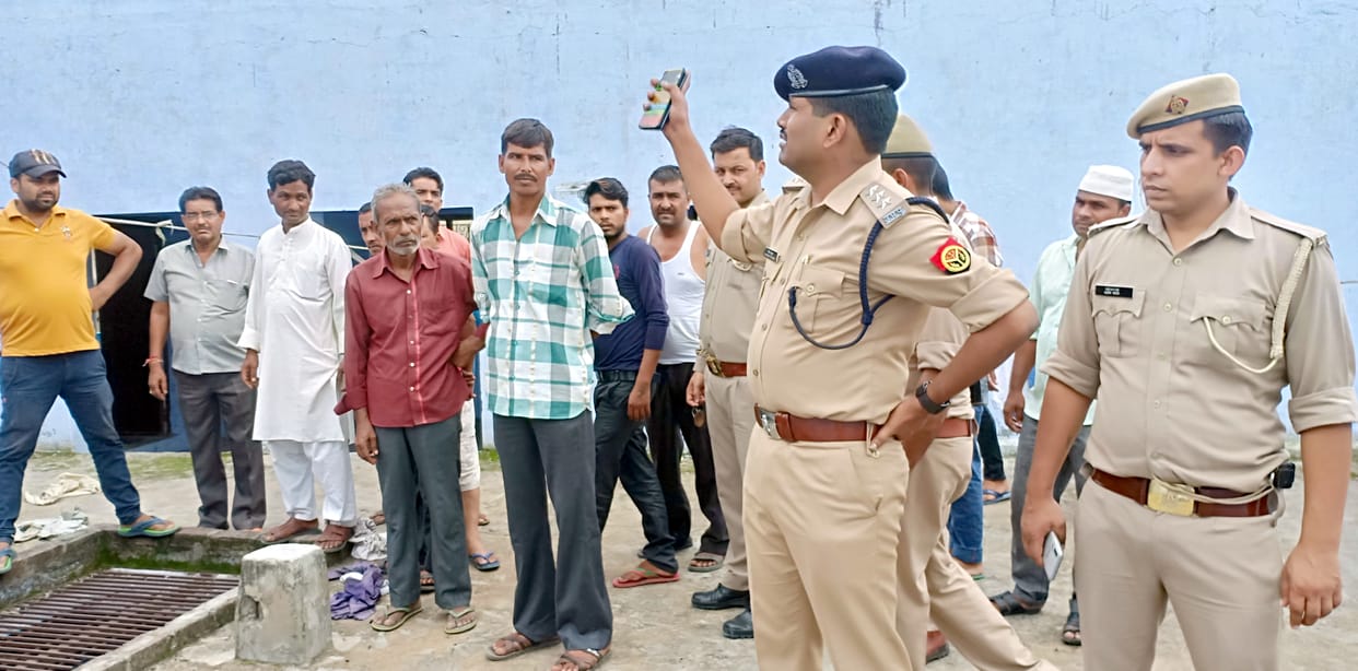 Mass burst on the roof of mosque in Vishnoi Sarai Mohalla