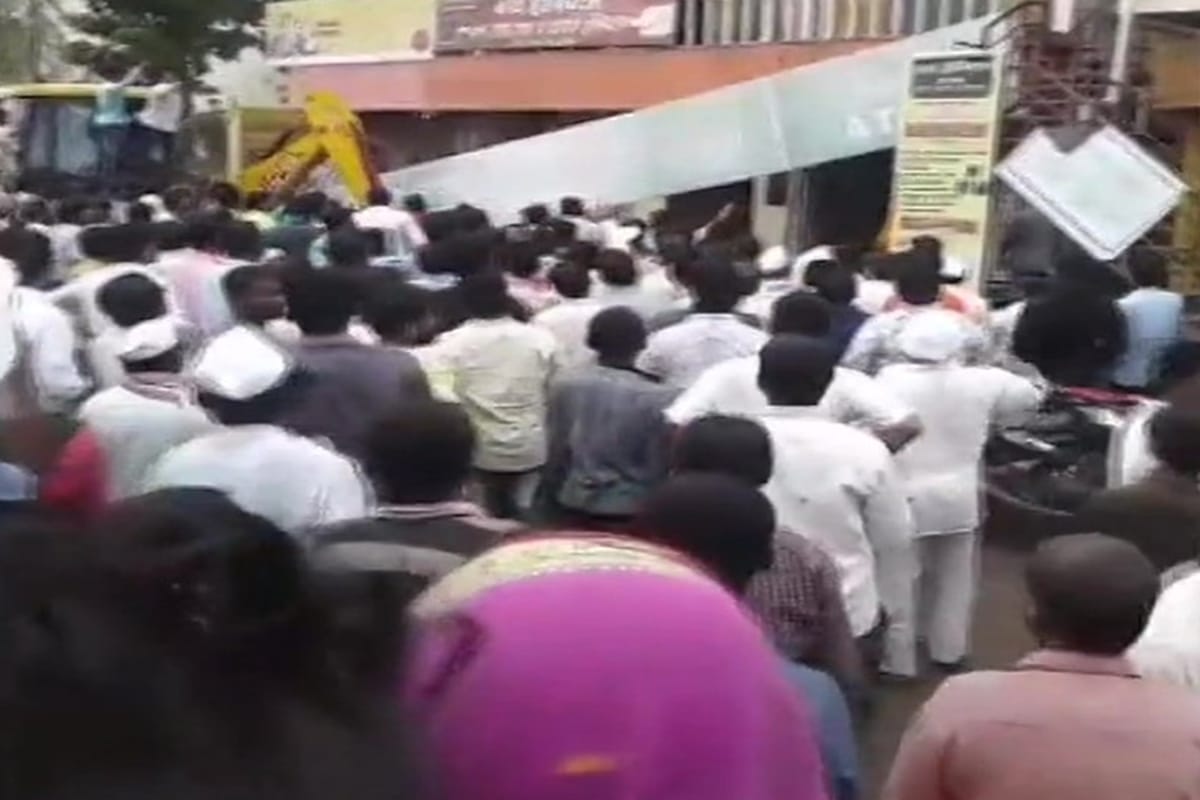 Bank of Maharashtra branch in Solapur collapsed, some people are trapped while 10 evacuated
