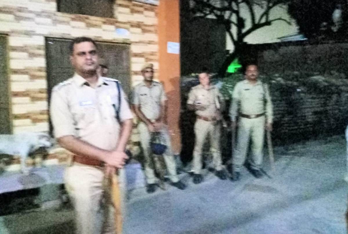 six injured in a clash between two groups in lucknow