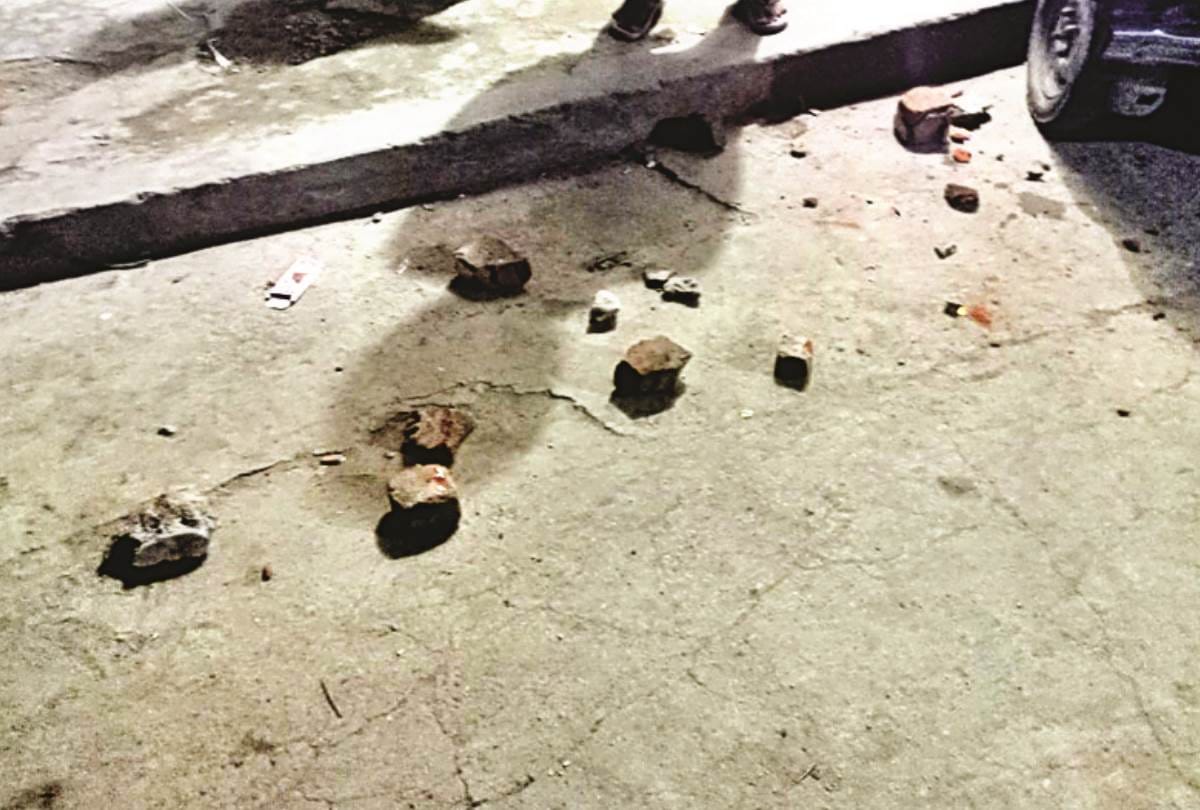 six injured in a clash between two groups in lucknow