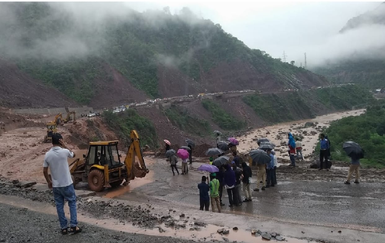 Rain and snowfall in Jammu and Kashmir, two killed, 160 tourists rescued, avalanche hit kashmir