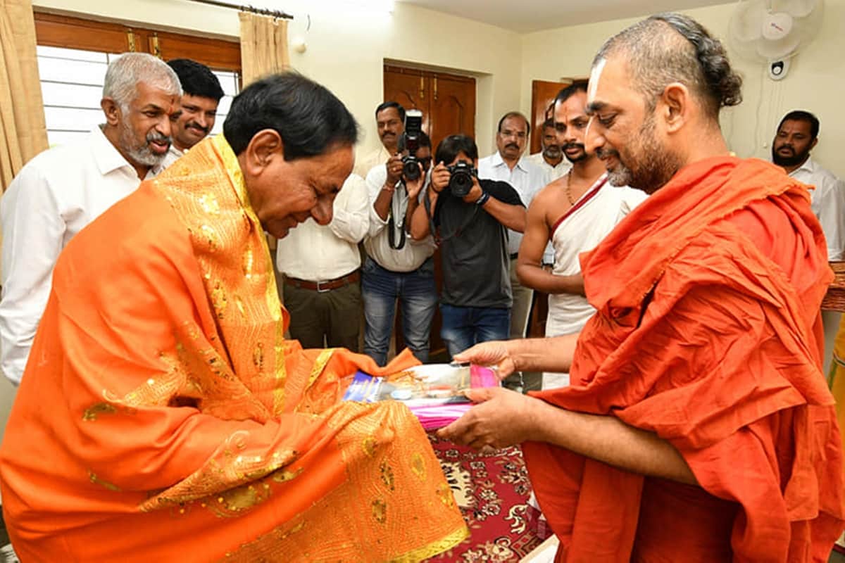 K Chandrasekhar Rao will soon perform yagams, 1048 hawan kunds and 4000 priest will perform it