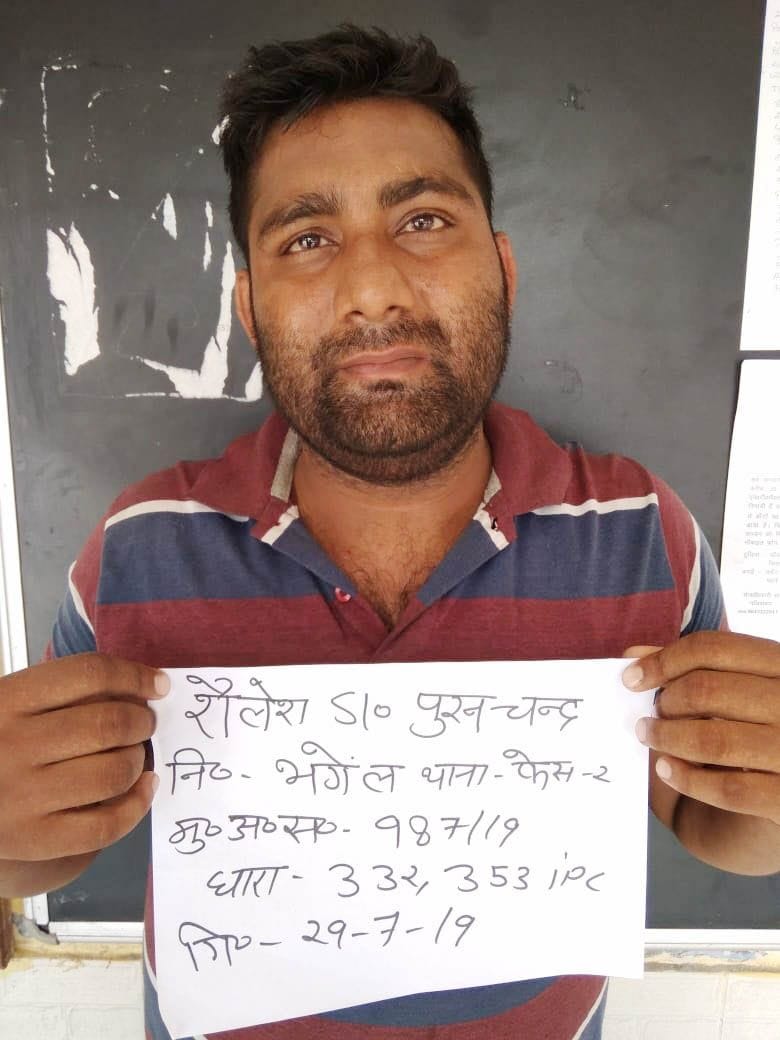 head constable finger cut from theet , arrested