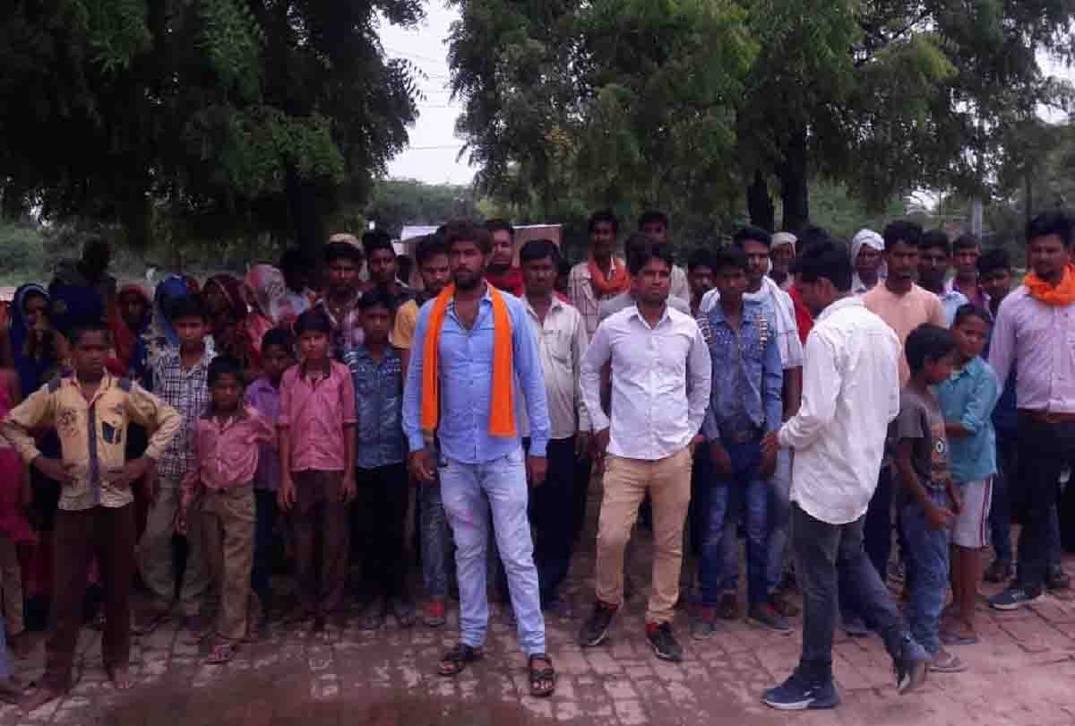 police beatten two childrens for eating blackberry