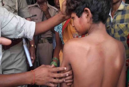 police beatten two childrens for eating blackberry