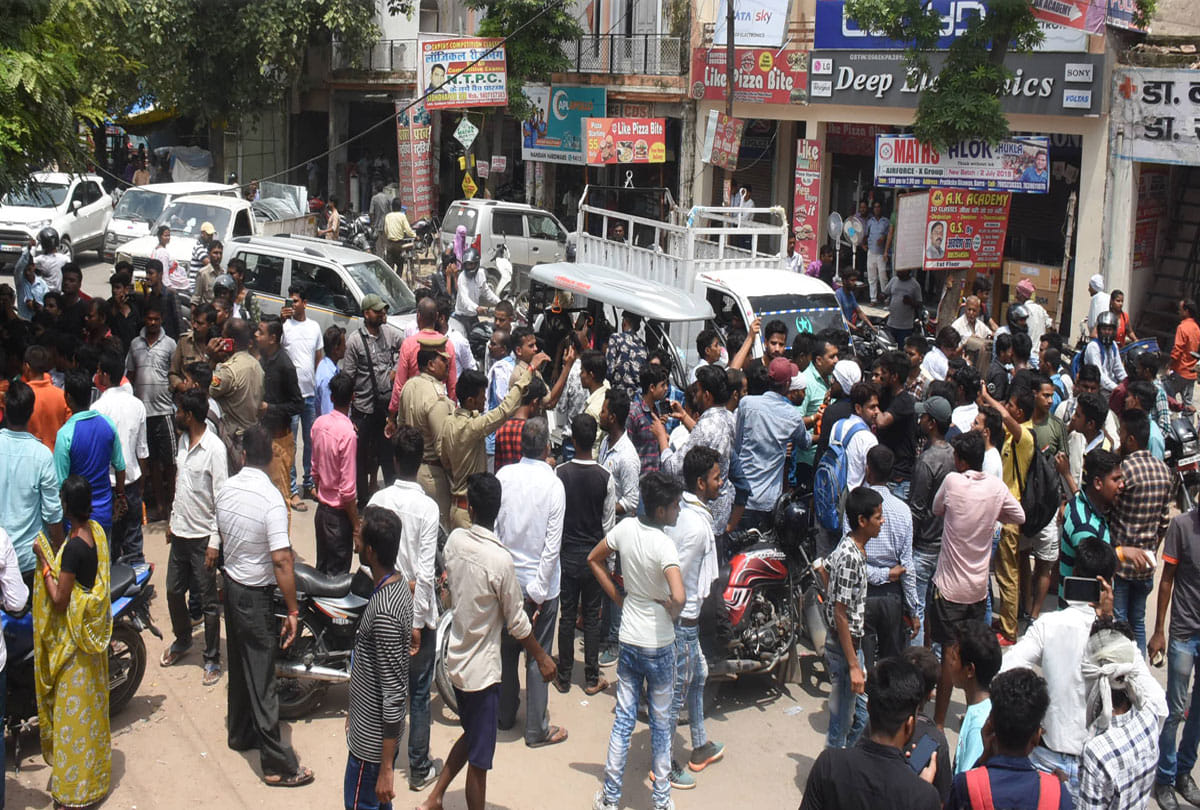 UP police beat to students in kanpur