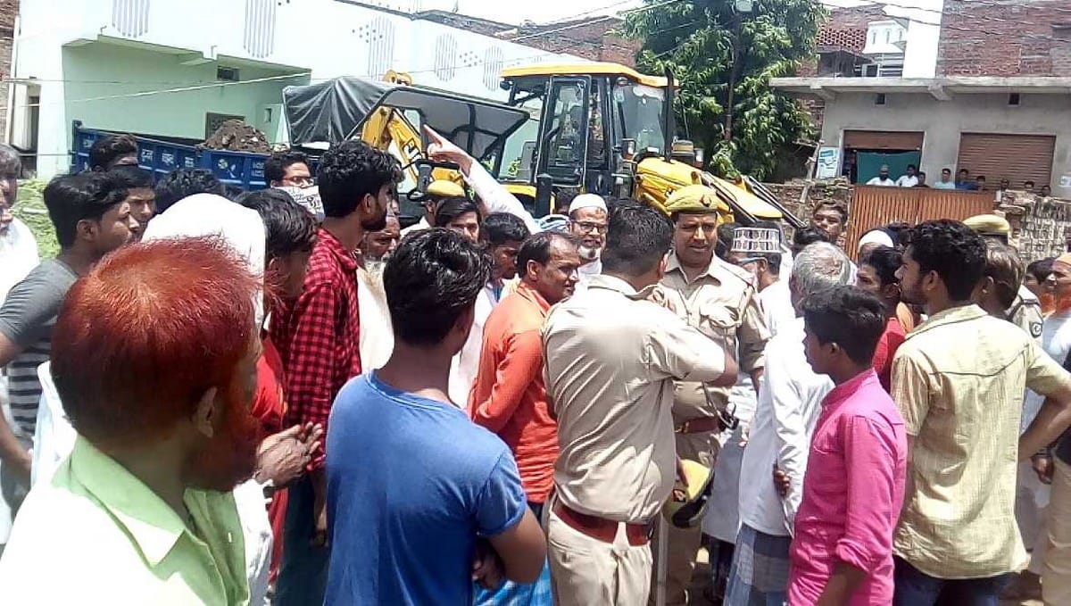 villagers stone throwing on revenue team for removed encroachment pond karimuddinpur mau