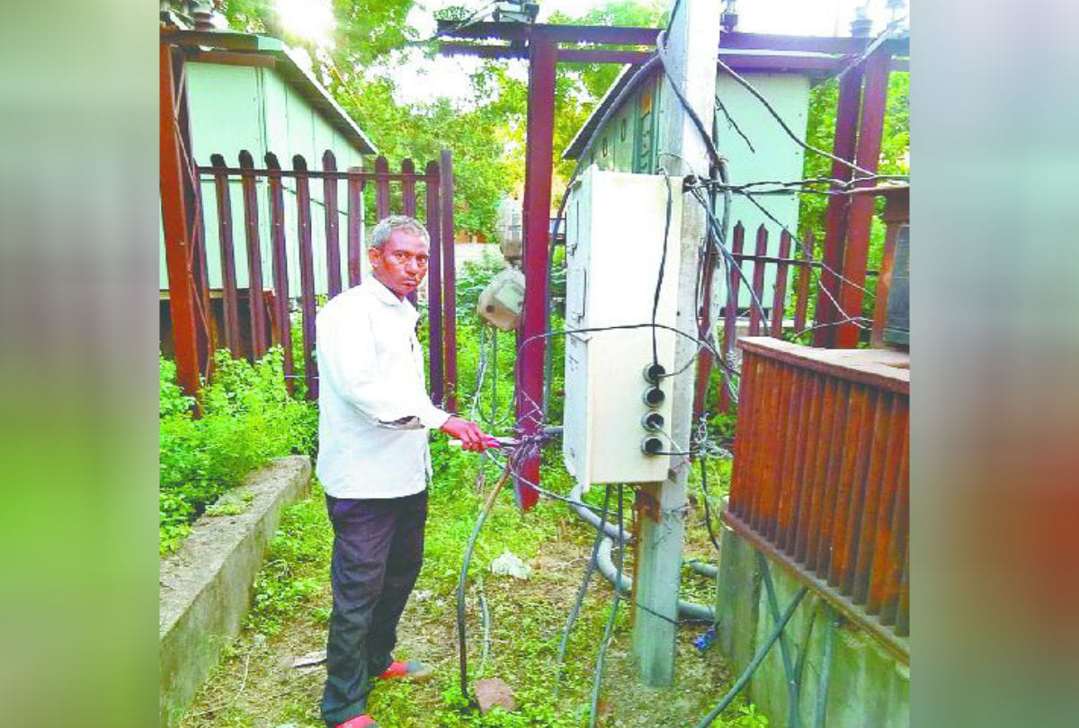 police station power cut off by lineman Due to Chalan of Bike