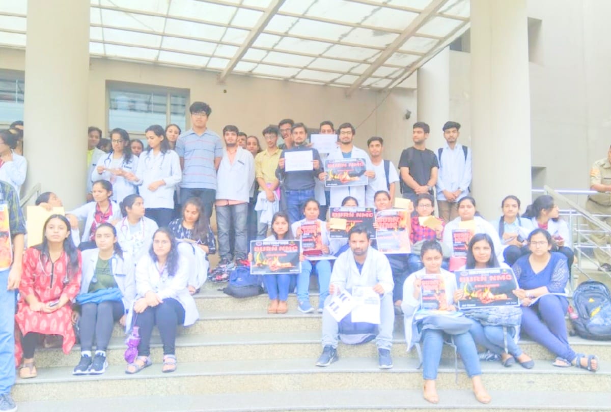 Shimla News: Doctors protested Against National Medical Commission Bill in dharamshala